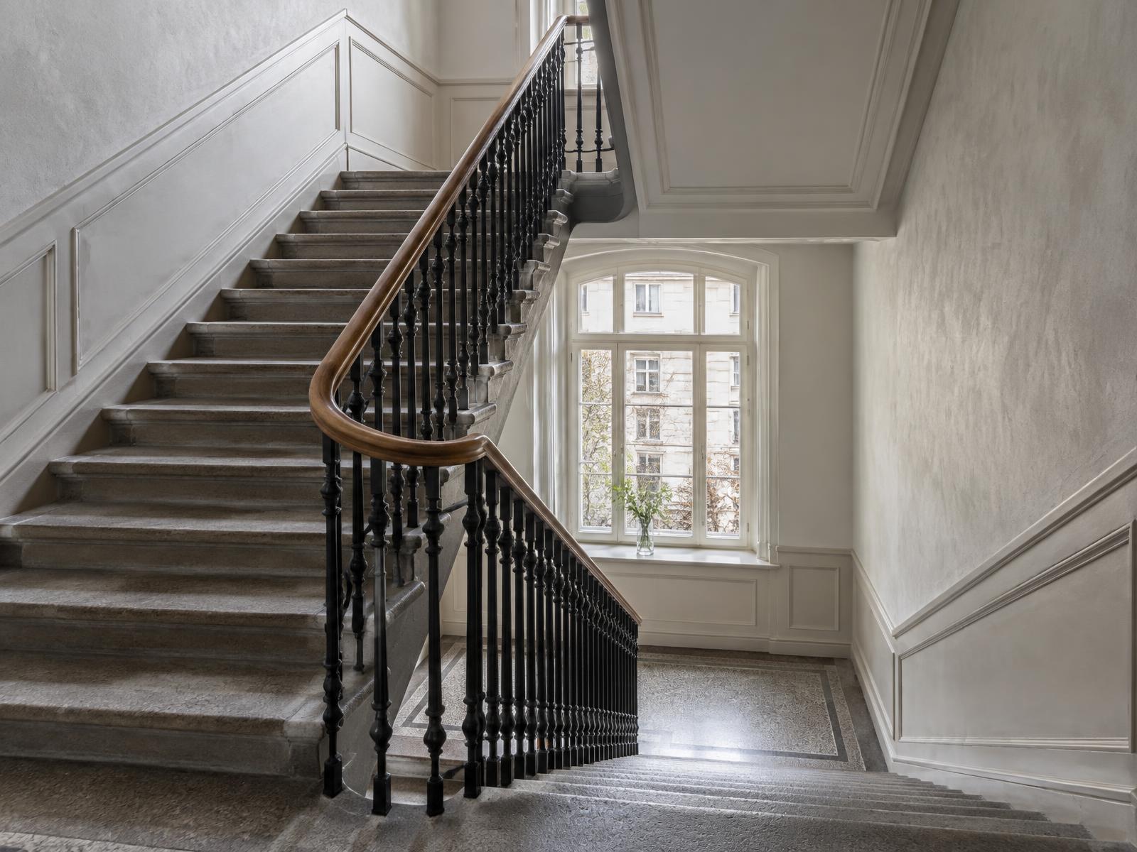 Helles Treppenhaus in einem gepflegten Altbau